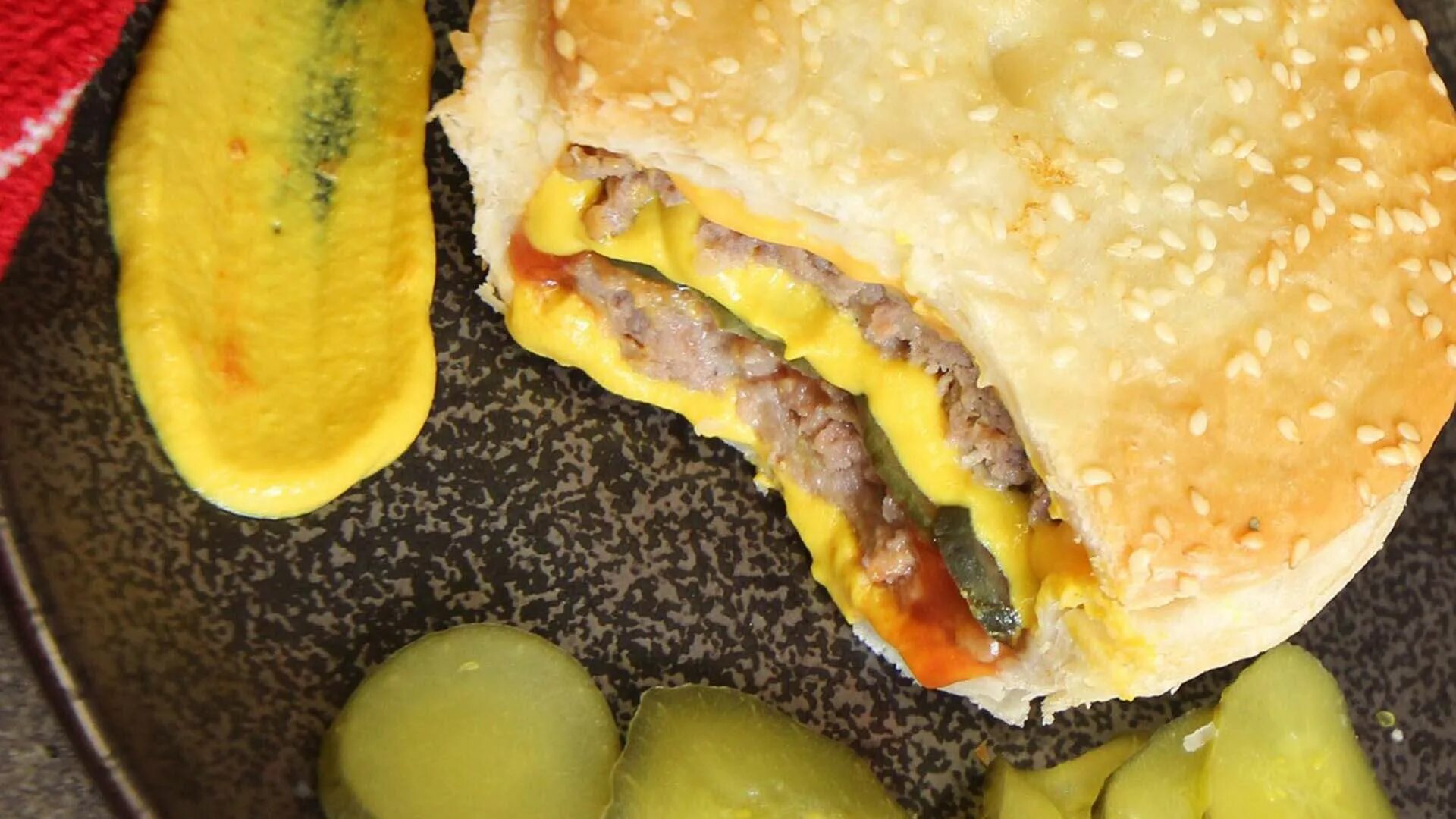 Пирог чизбургер фото Banjo's Bakery Cafe Has Brought Back Its Double Cheeseburger Pie for a Limited T