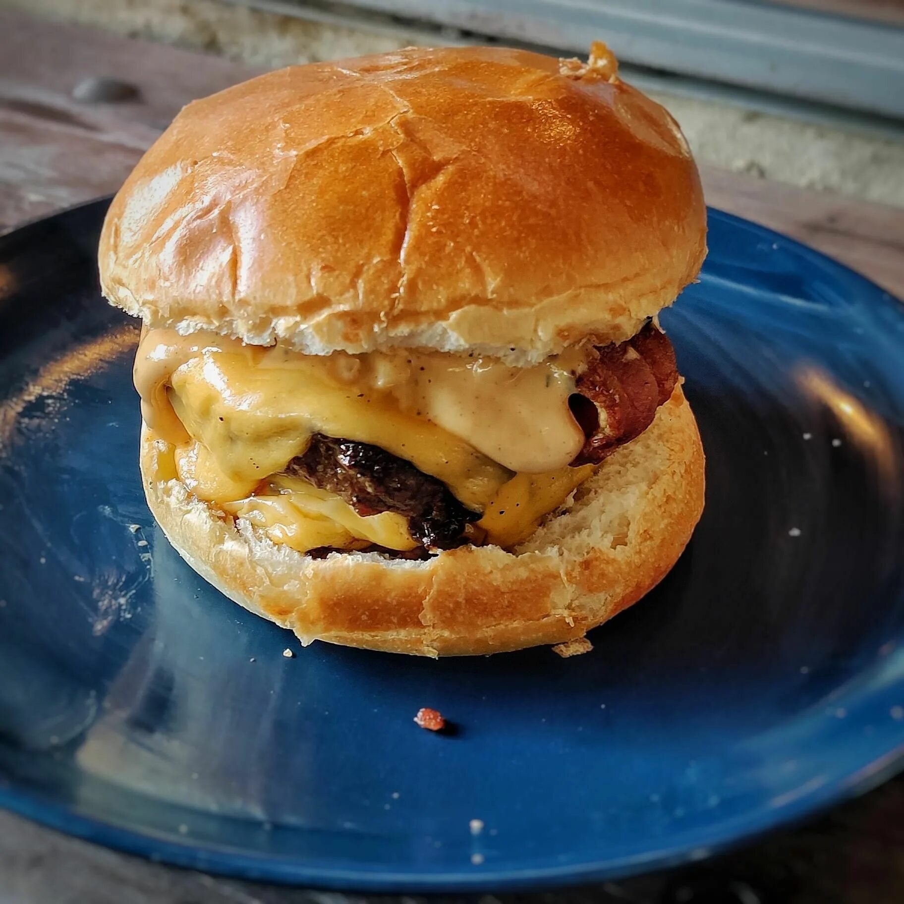 Пирог чизбургер фото Homemade Double bacon cheeseburger with caramelized onions on a brioche bun http
