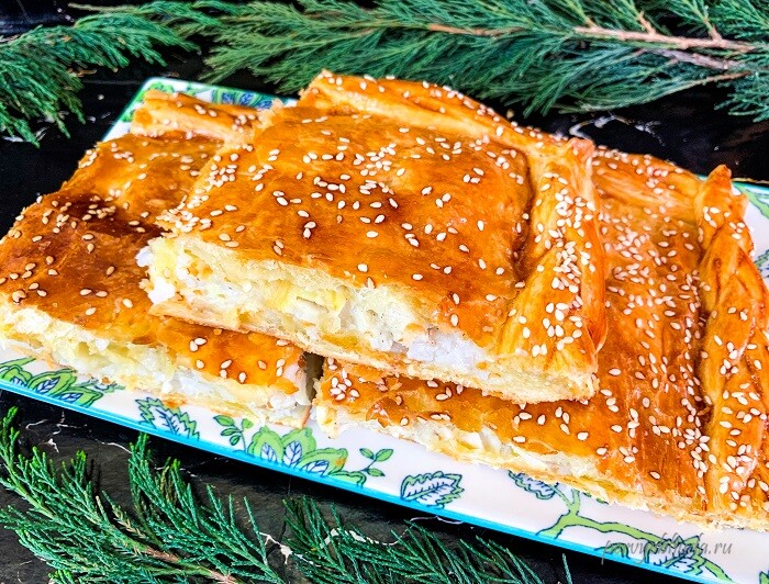 Пирог из минтая с фото Рыбный пирог с минтаем, рисом и луком из слоеного теста