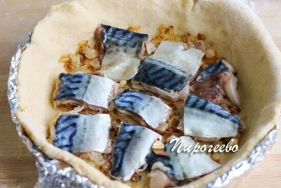 Пирог из скумбрии свежемороженой рецепты с фото Рыбный пирог со скумбрией и вкусной заливкой: пошаговый рецепт