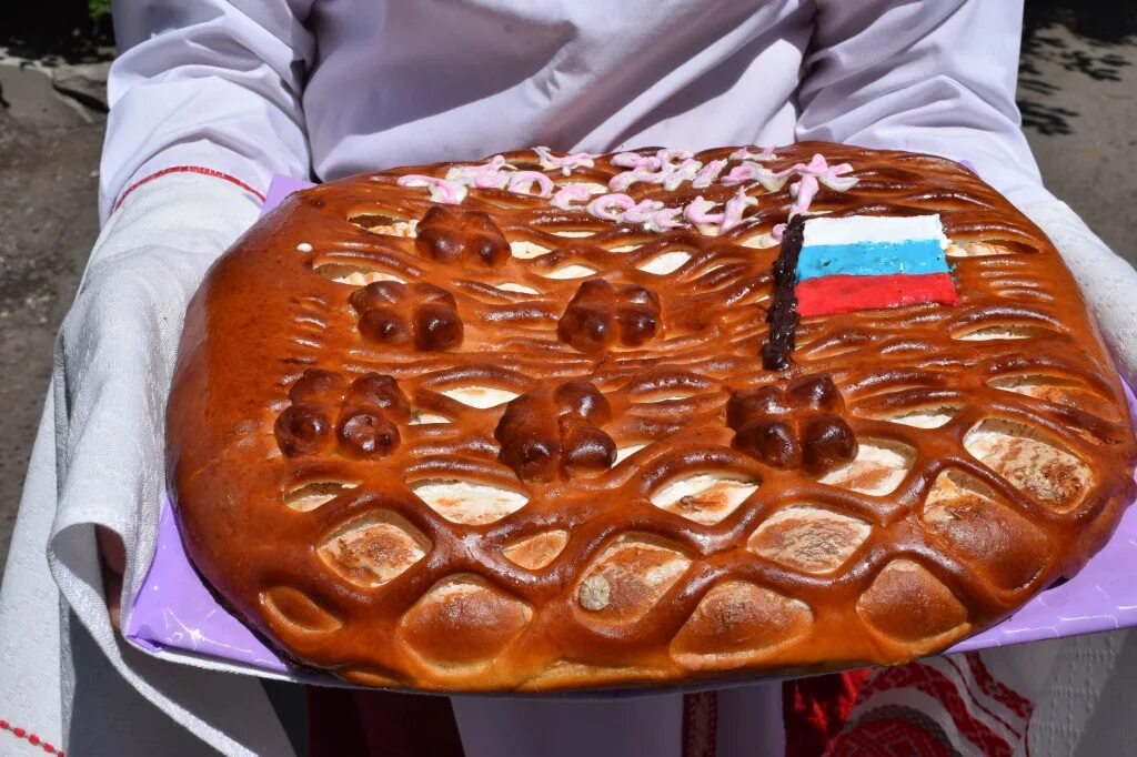 Пирог к дню независимости россии показать фото Белорусы Приморья" сказали "Спасибо" коллективу станции скорой помощи Уссурийска