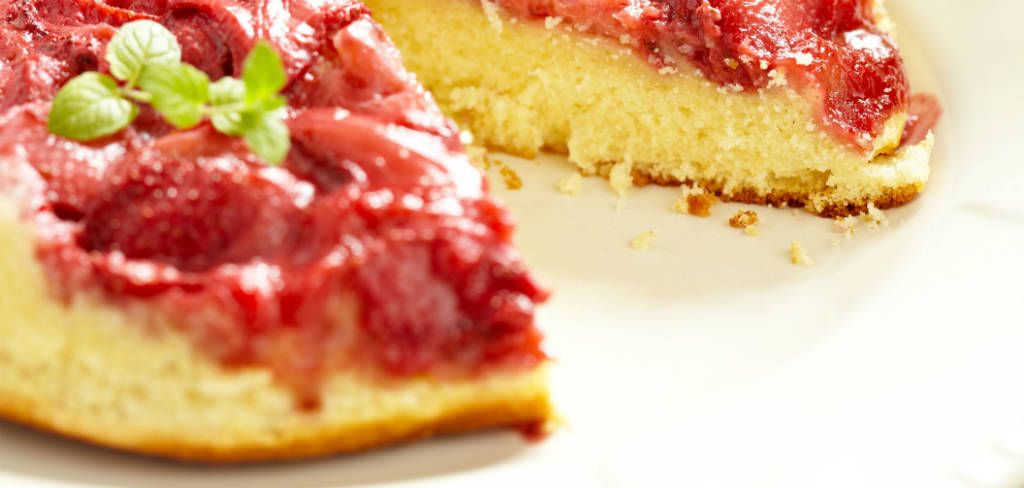 Пирог клубника фото Strawberry cake on a platter Food & Beverage Desserts, Sour cream, Cake