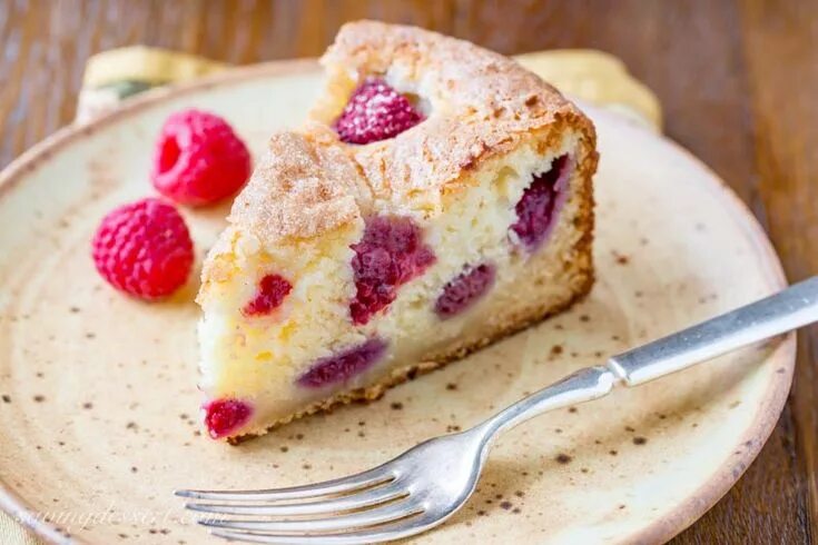 Пирог малиной простой рецепт с фото A deliciously moist and fluffy, berry-streaked breakfast (coffee) cake perfect f