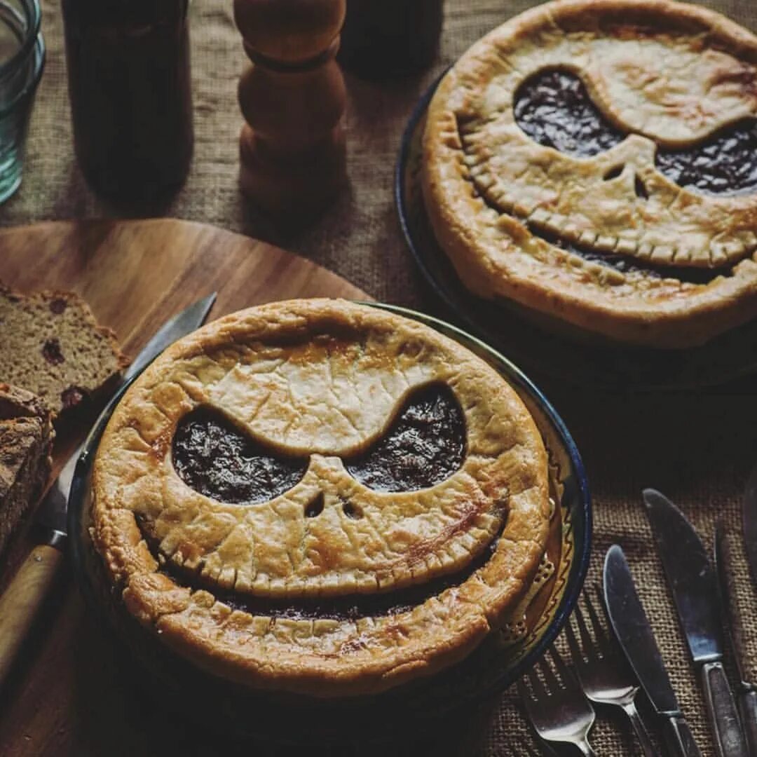 Пирог на хэллоуин фото Obsessed with these scary pies from @miriamelinvitado so well made #sweetpaulfal