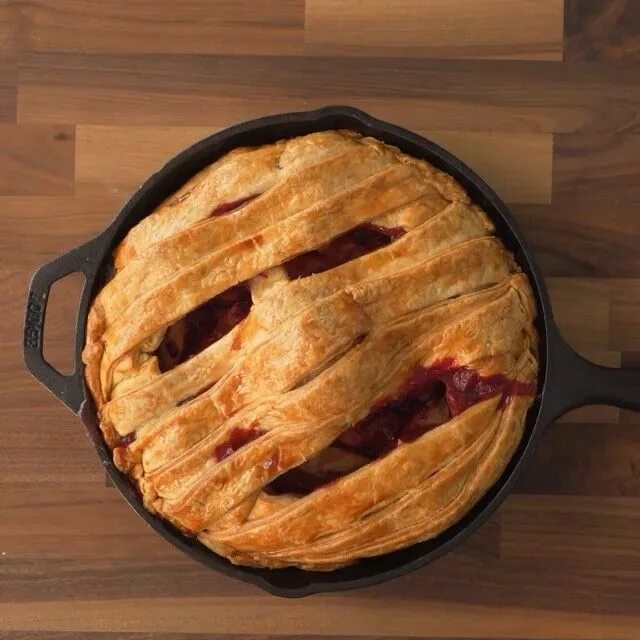 Пирог на хэллоуин фото 850 Likes, 16 Comments - Real Simple (@real_simple) on Instagram: "This Cast-Iro