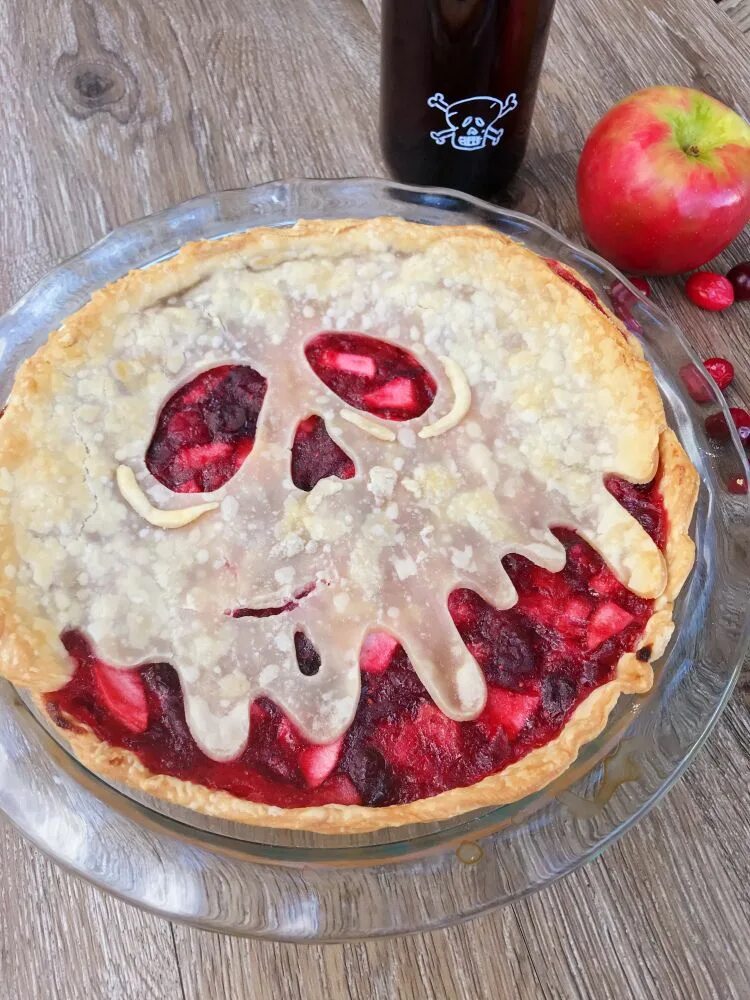 Пирог на хэллоуин фото Poison Apple Pie - A Magical Kingdom called Home Halloween food for party, Hallo