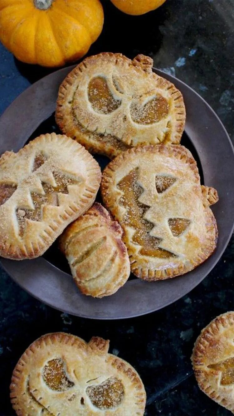 Пирог на хэллоуин фото This Is Not A Trick: Healthy Treats For a Happy Halloween Halloween food dinner,