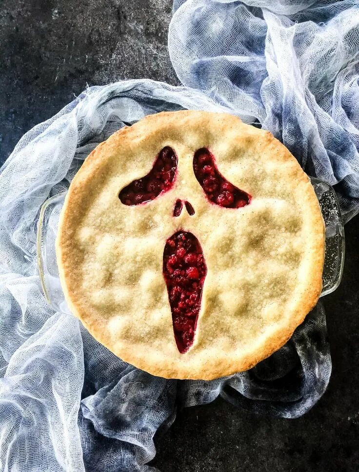 Пирог на хэллоуин фото This Halloween Scream Raspberry Pie is a perfect dessert for the spookiest night