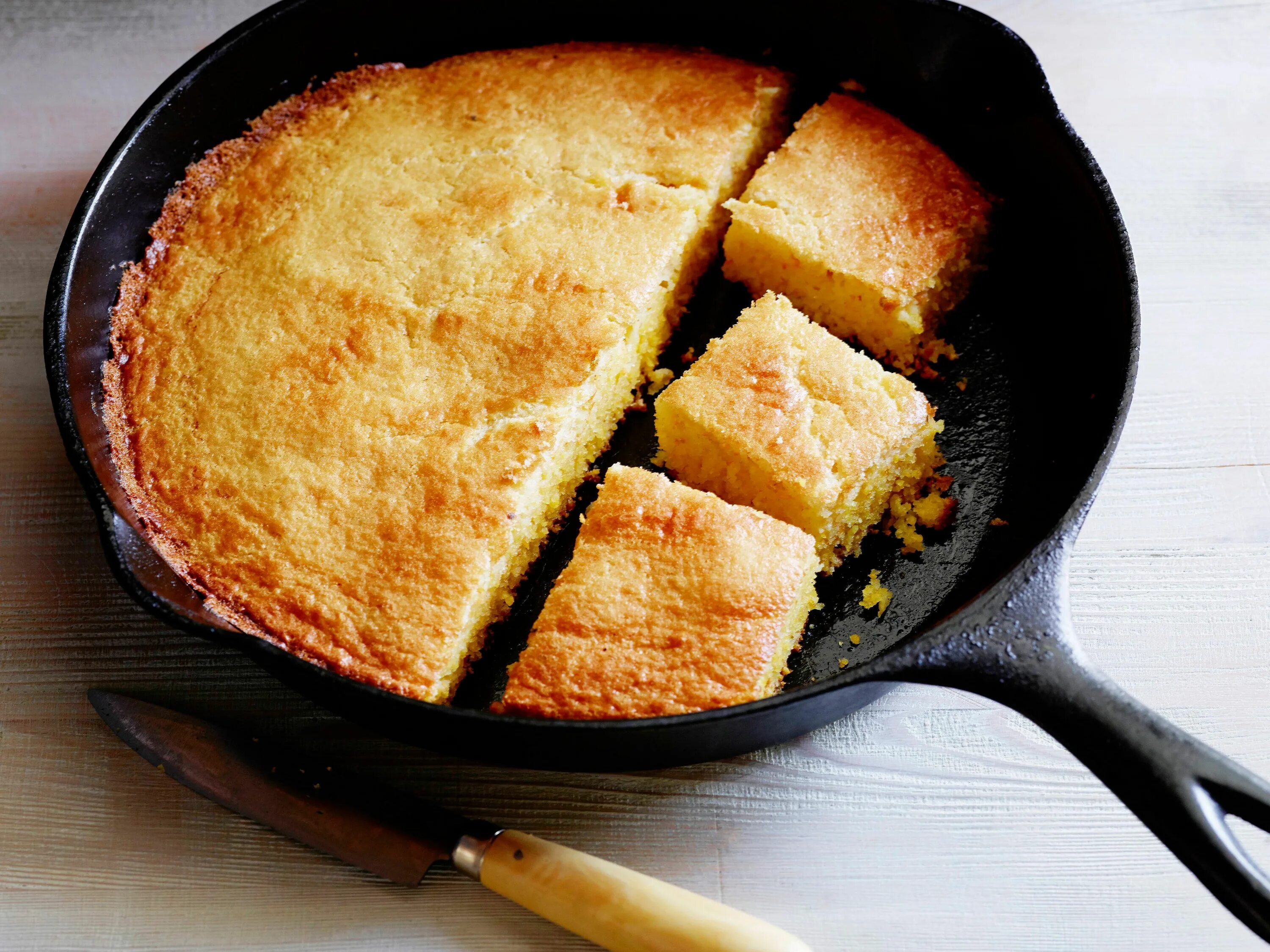 Пирог на сковороде пошагово с фото Cast Iron Skillet Corn Bread Recipe Food network recipes, Iron skillet cornbread