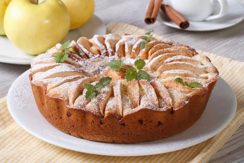 Пирог на тарелке фото Apple Pie with Cinnamon and Mint on the Plate Closeup Stock Photo - Image of bro