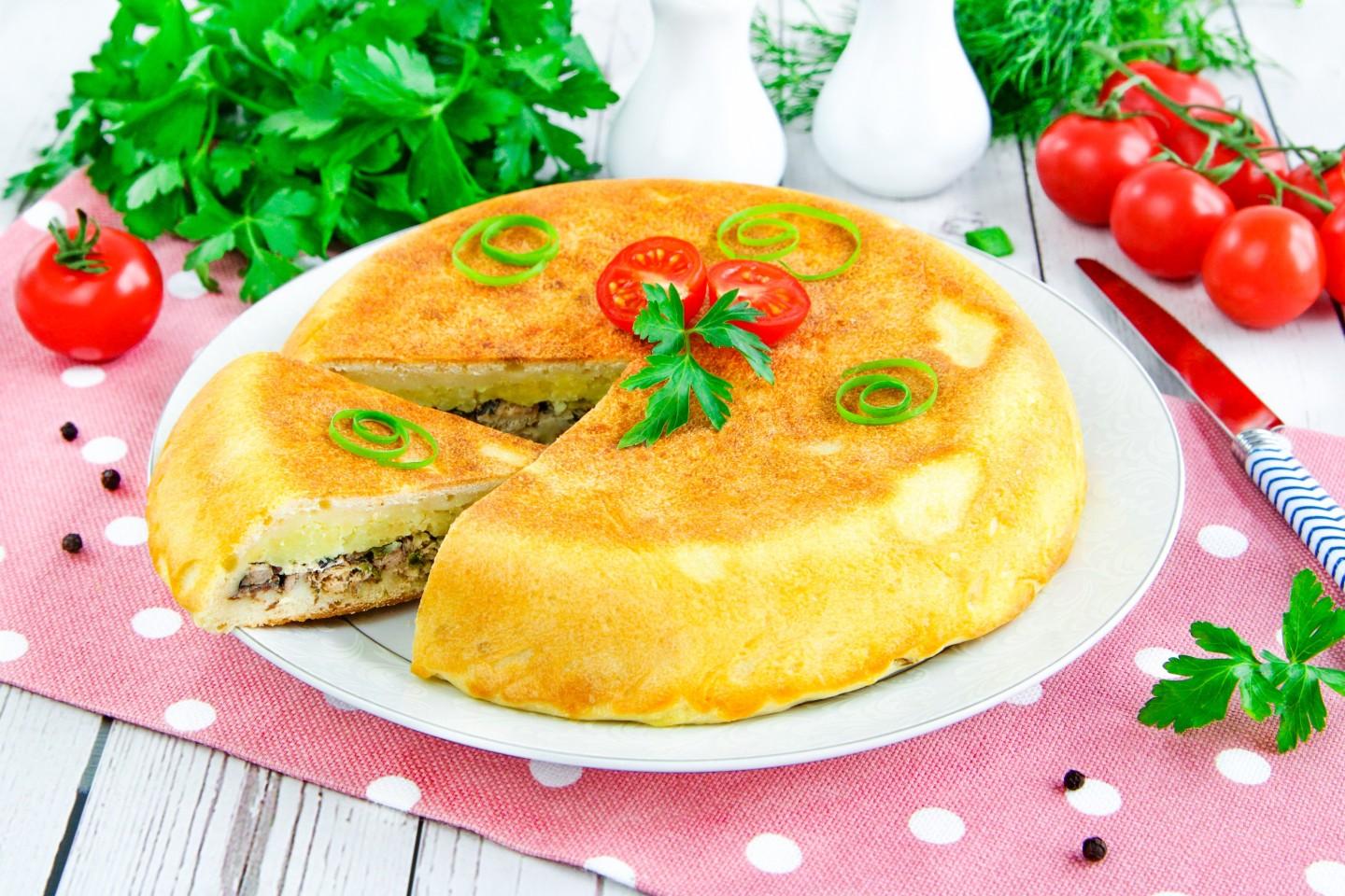 Пирог на тарелке фото Пирог на кефире на сковороде рецепт с фото пошагово - 1000.menu