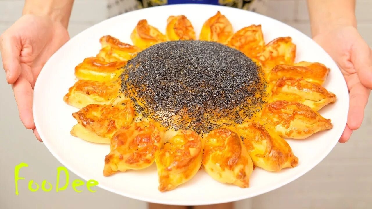 Пирог подсолнух фото Праздничный и изумительно красивый пирог Подсолнух с мясом и сыром - YouTube