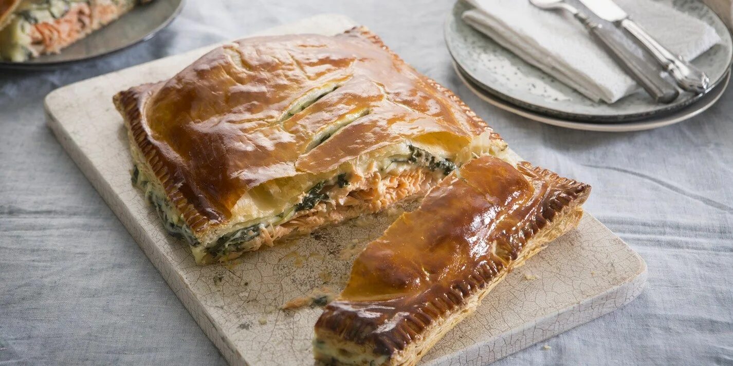Пирог рыба фото Salmon and Spinach En Croute Recipe Recipe Recipes, Easy pastry recipes, Salmon 