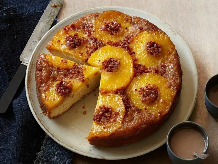 Пирог с ананасами фото Bacon-Pineapple Upside-Down Cake Recipe Bacon desserts, Pineapple upside down ca