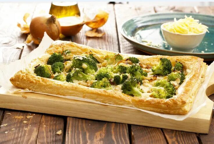 Пирог с брокколи фото Broccoli, Cheese & Onion Puff Slice Pastry Recipes Jus-Rol Recipe Easy cheese re