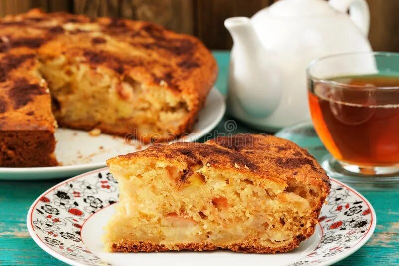 Пирог с чаем рецепт с фото Homemade Yummy Apple Pie, Black Tea and White Teapot on Turquois Stock Image - I