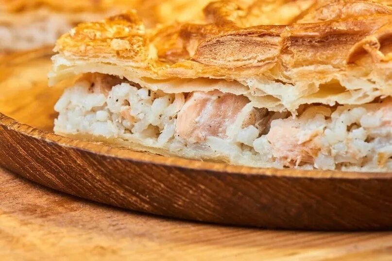Пирог с горбушей из слоеного теста фото Cake with salmon and rice 959 2023 Доставка суши роллов и пиццы * Testoo * Тобол