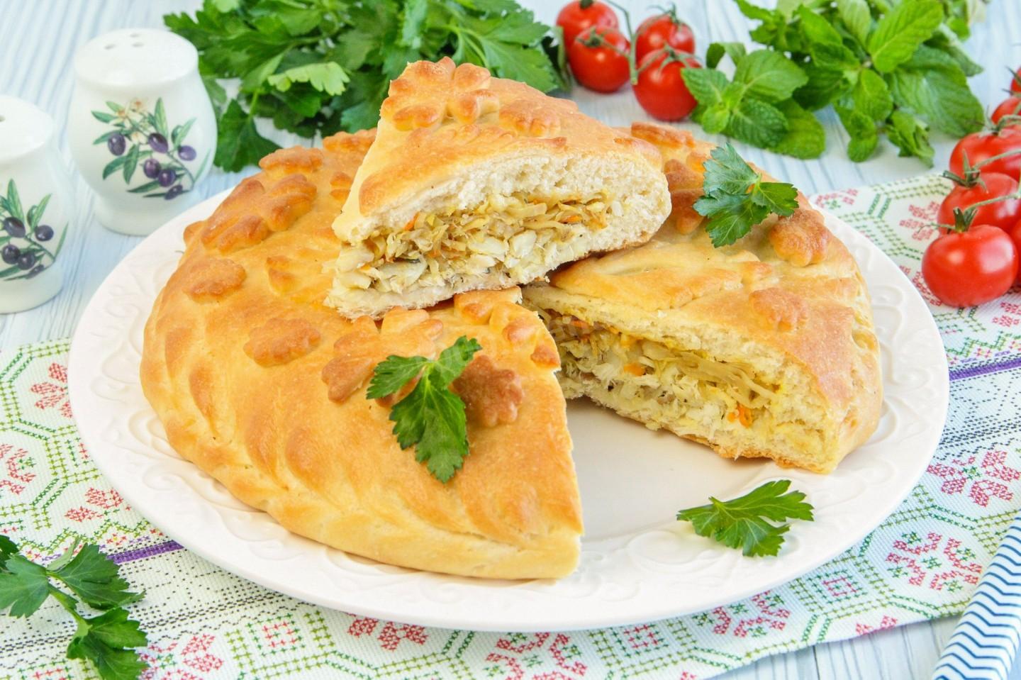Пирог с капустой и рыбой фото Пирог с капустой и рыбой в духовке рецепт с фото пошагово - 1000.menu