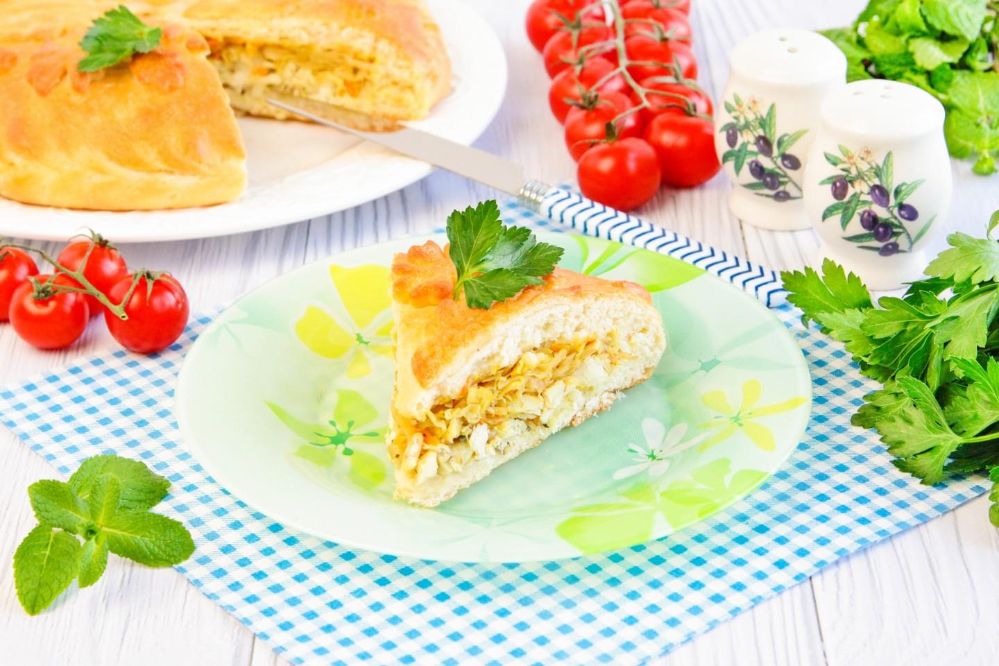 Пирог с капустой и рыбой фото Пирог с капустой и рыбой в духовке рецепт с фото пошагово - 1000.menu