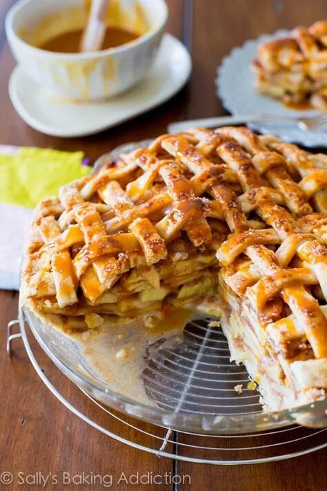 Пирог с карамелью фото Salted Caramel Apple Pie. Apple pie recipe homemade, Salted caramel apple pie, C