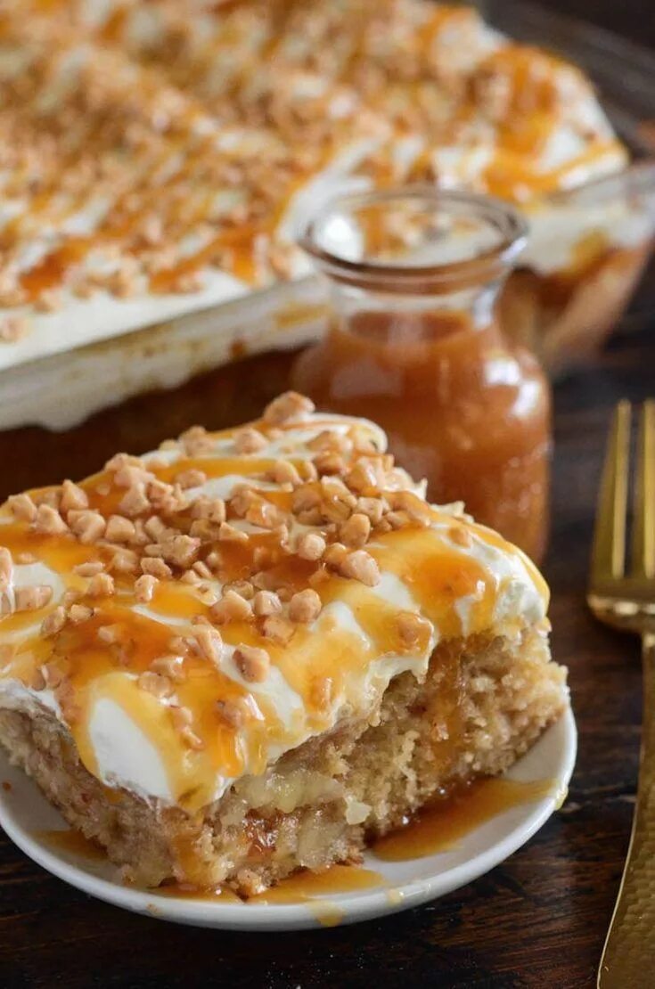 Пирог с карамелью рецепт с фото Moist Caramel Apple Cake with Caramel Drizzle & Crunchy Toffee Bits Desserts, Ca