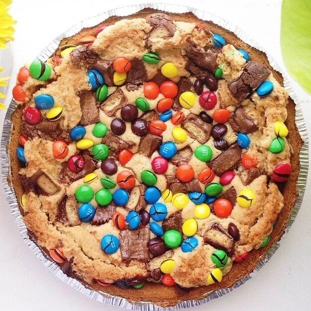 Пирог с конфетами фото The Best Pie Is This Cookie Dough Pie Full Of Candy Desserts, Just desserts, Bak