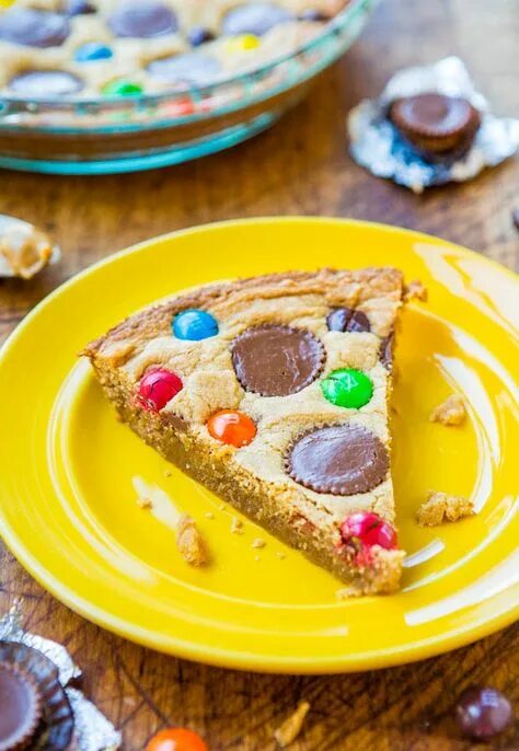 Пирог с конфетами фото Triple Peanut Butter Cookie Pie Recipe Chocolate peanut butter recipes, Peanut b