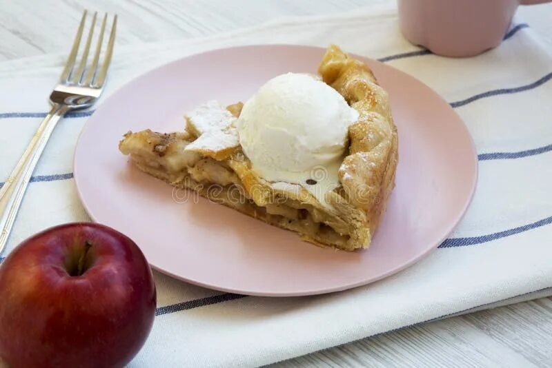 Пирог с мороженым фото Slice of Home-baked Apple Pie with Ice Cream on Pink Plate. Closeup Stock Photo 
