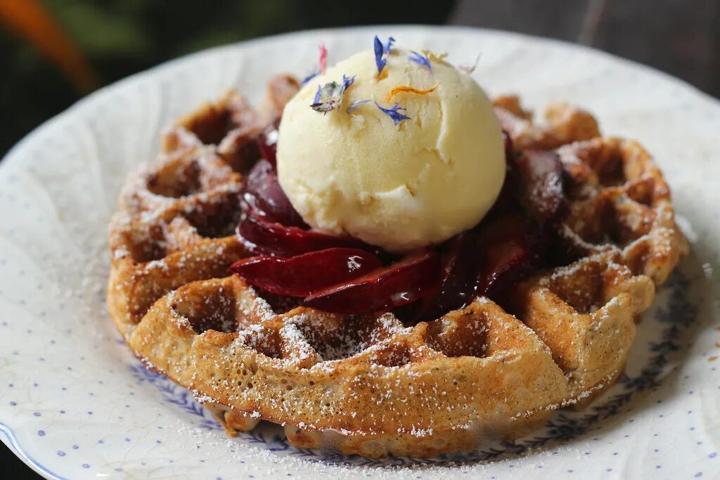 Пирог с мороженым фото Earl grey tea waffles, roasted plums and honey vanilla ice. Flickr
