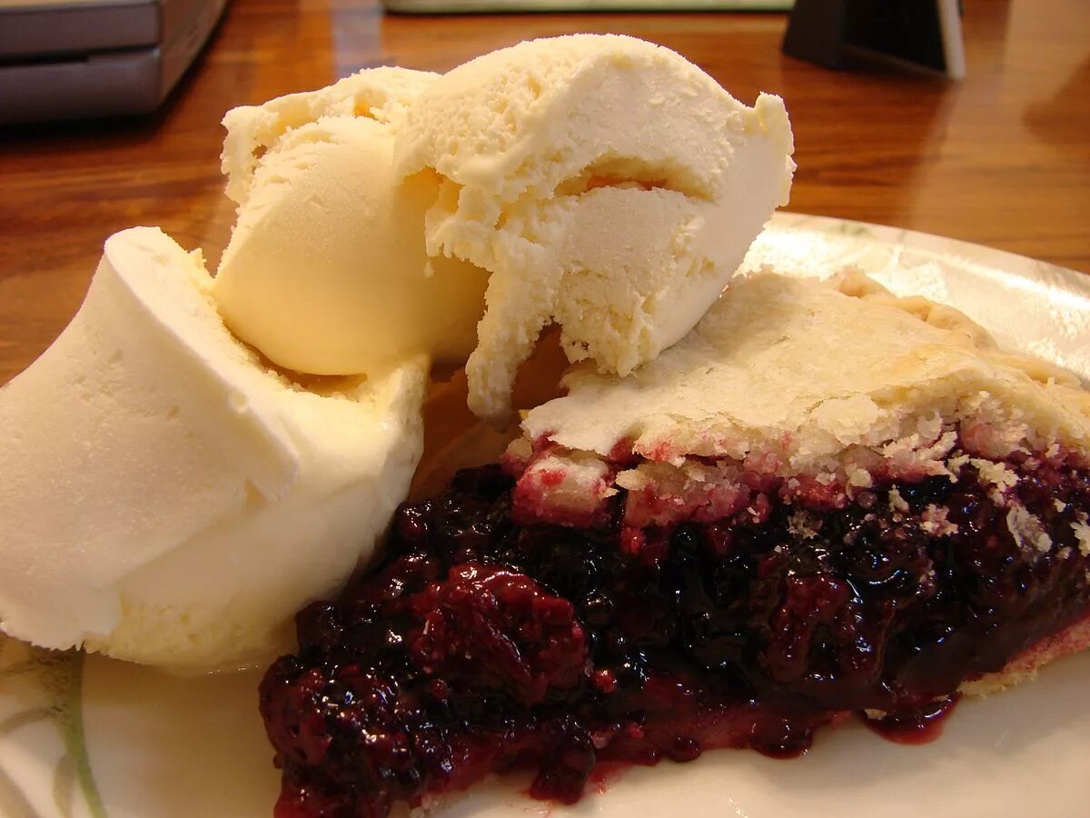 Пирог с мороженым фото File:Blackberry pie and ice cream, 2006.jpg - Wikipedia