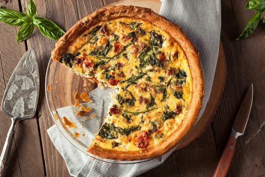 Пирог с овощами с фото Brunch Quiche Изображения: просматривайте стоковые фотографии, векторные изображ