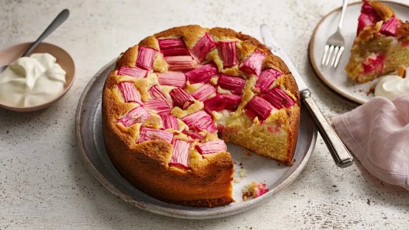 Пирог с ревенем фото Rhubarb cake recipe - BBC Food