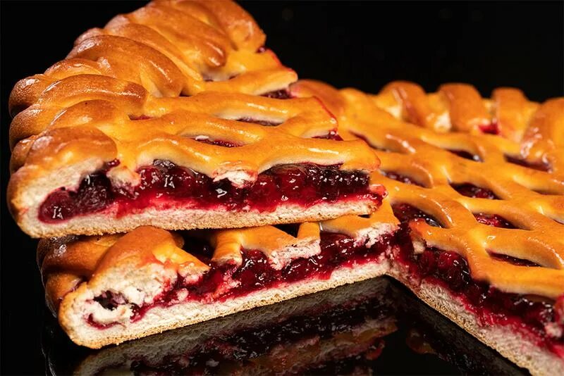 Пирог сладкий и вкусный с фото Пирог с брусникой на дрожжевом тесте от Служба доставки "МаксиМ" Тюмень Единая С