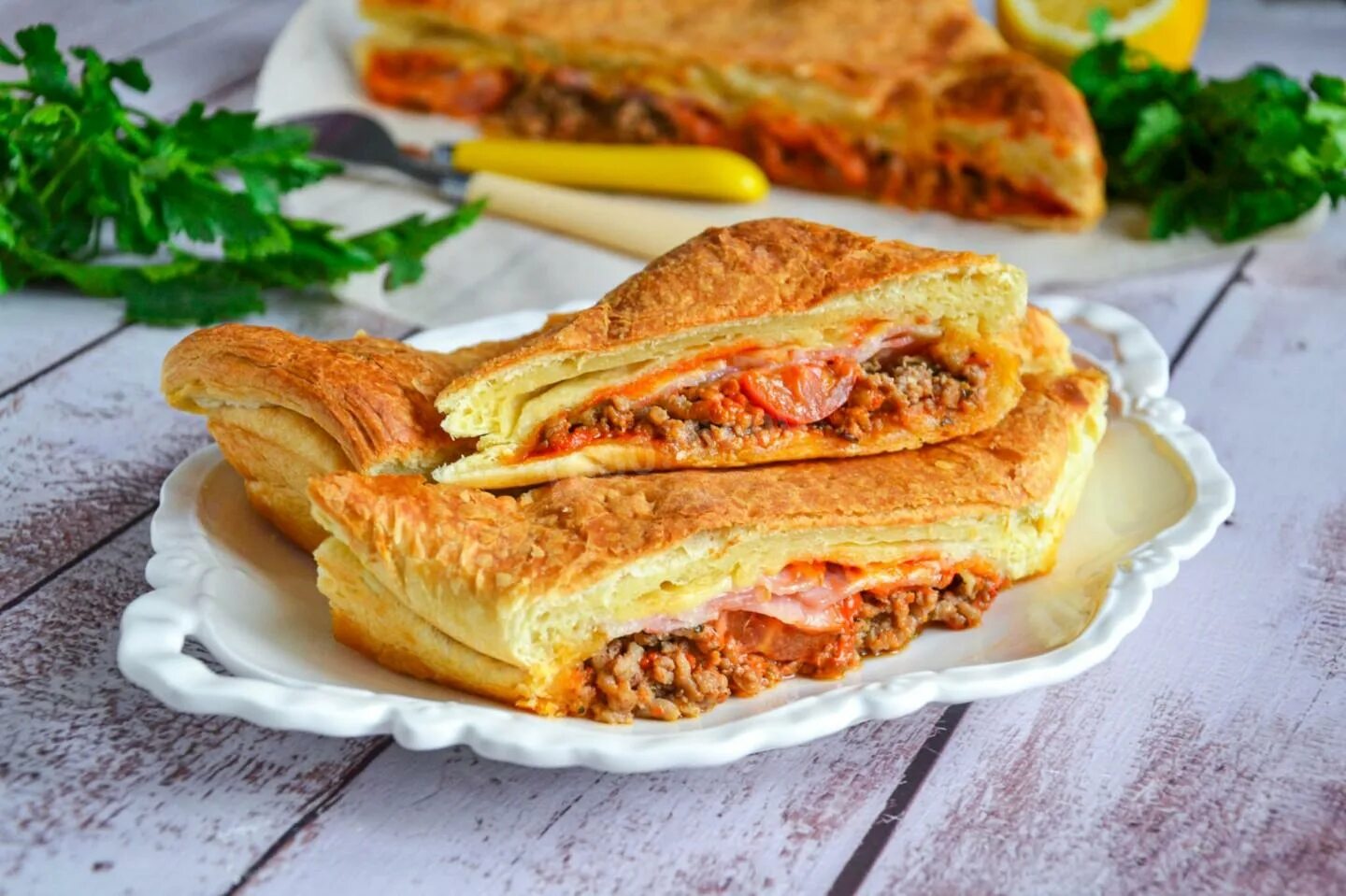 Пирог слоеное тесто фото Пирог с мясом и помидорами - 20 рецептов - 1000.menu