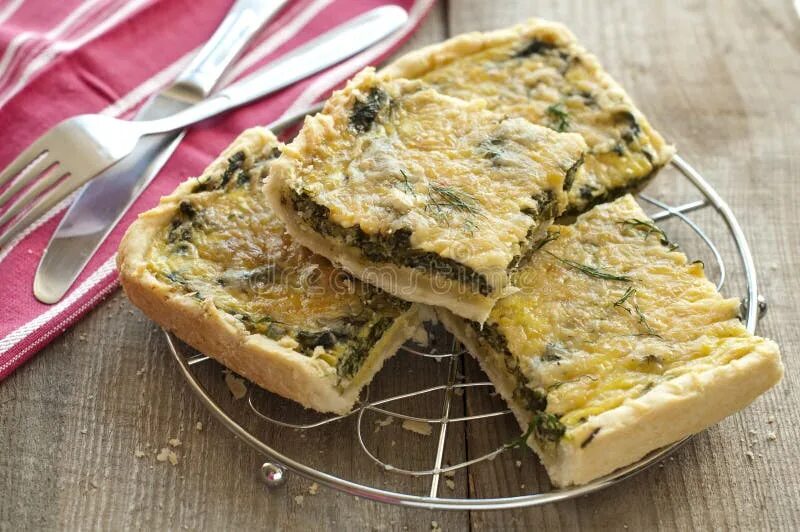 Пирог со шпинатом и сыром фото Greek spinach pie. stock photo. Image of edible, crust - 117411236