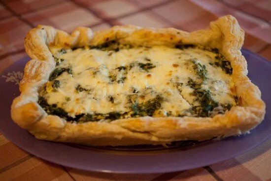 Пирог со шпинатом и сыром фото Слоеный пирог с курицей, сыром и шпинатом 1 уп. замороженного слоеного теста (бе