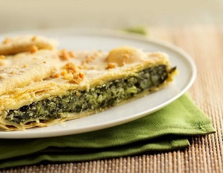 Пирог со шпинатом и сыром фото Закрытый пирог с горбушей и шпинатом - Sdoba.by