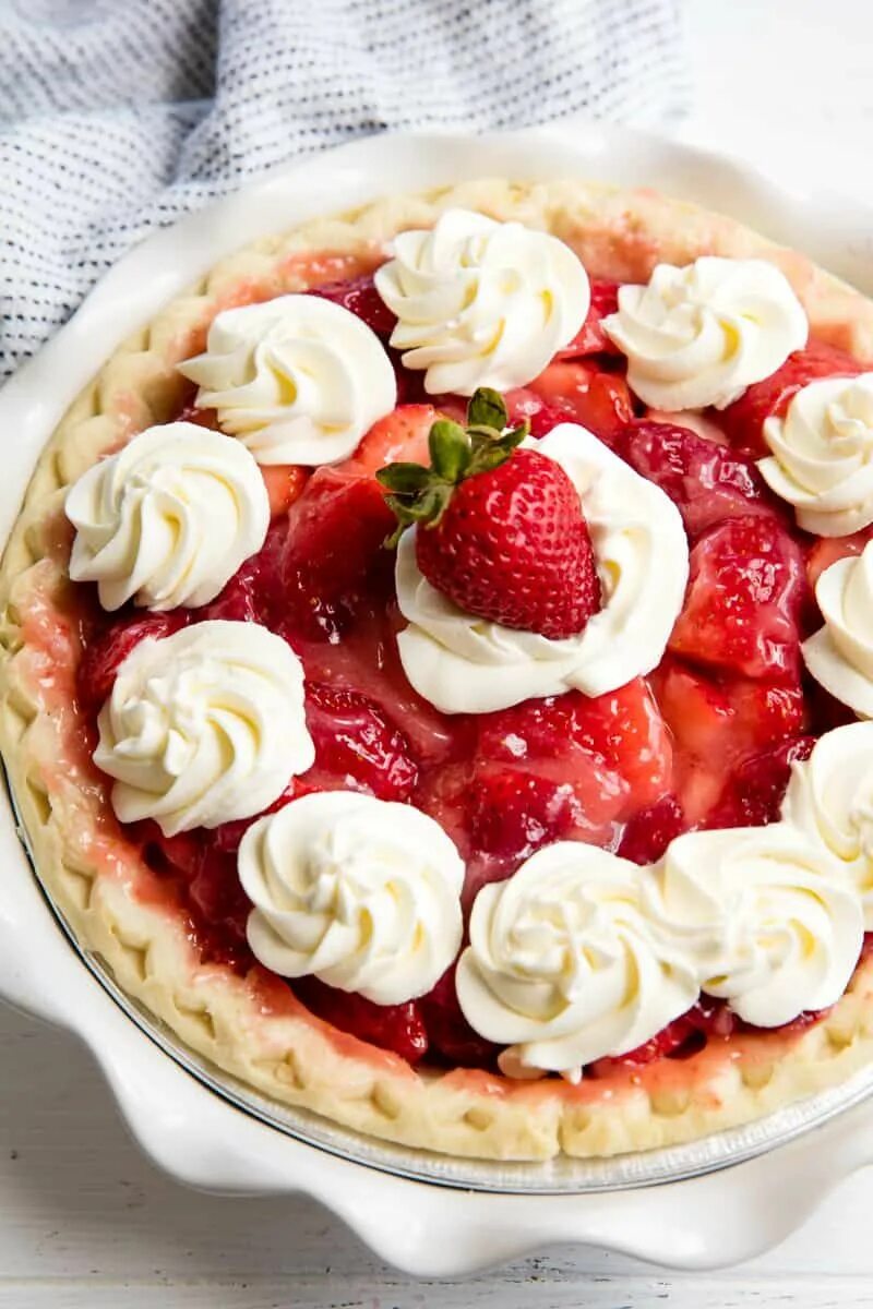 Пирог со сливками с фото Old Fashioned Strawberry Pie is made completely from scratch with an almost crea