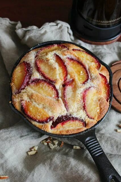 Пирог в сковороде на плите фото 23 Skillet Cakes That Anyone Can Make Skillet desserts, Skillet cake, Delicious 