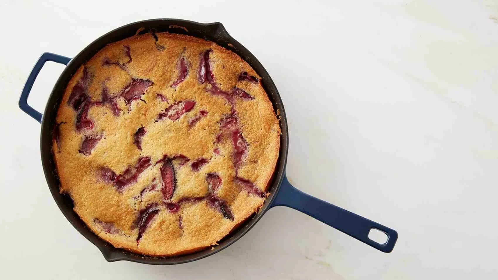 Пирог в сковороде на плите фото Martha's Plum Skillet Cake Recipe Recipe Skillet cake, Pbs food, Iron skillet re