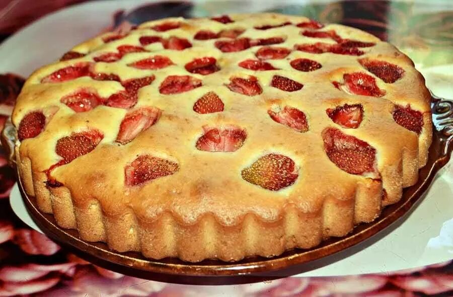 Пироги быстро и вкусно с фото Пирог с клубникой из бисквитного теста - воздушный, ароматный, вкусный. Готовитс