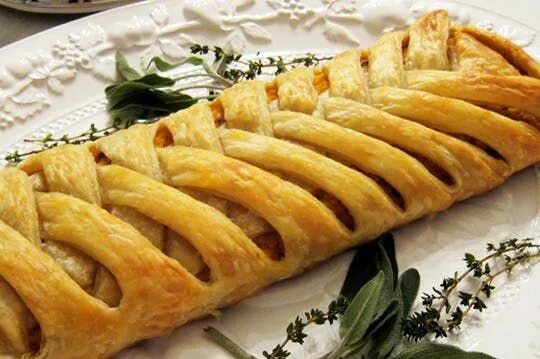 Пироги из слоеного бездрожжевого теста фото Image result for pastry crosshatch. Easy puff pastry, Puff pastry braid, Puff pa