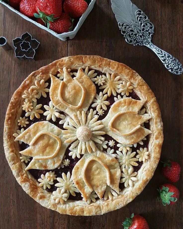 Пироги оформление фото Karin Pfeiff Boschek on Instagram: "Tulip pie. Looking good out of the oven. 201
