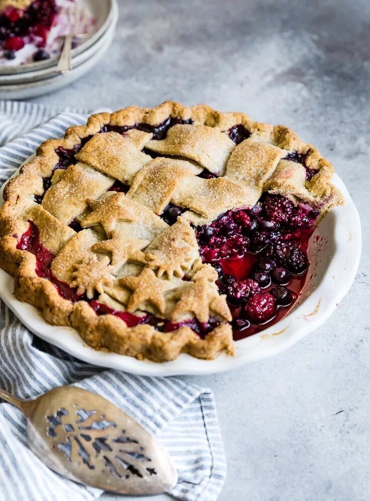 Пироги открытые с ягодами рецепты фото Triple Berry Pie with Gluten-free Cardamom Crust Recipe Berry pie, Triple berry 