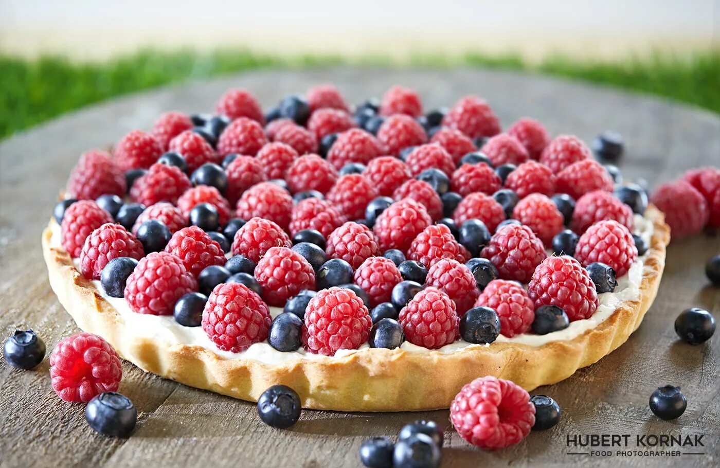 Пироги открытые с ягодами рецепты фото Festive Raspberry & Blueberry Tart in our garden. :: Behance