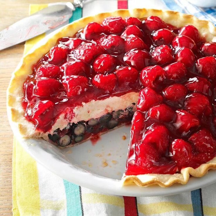 Пироги открытые с ягодами рецепты фото Red, White and Blue Berry Pie Recipe Desserts, Berry pie recipe, Just desserts