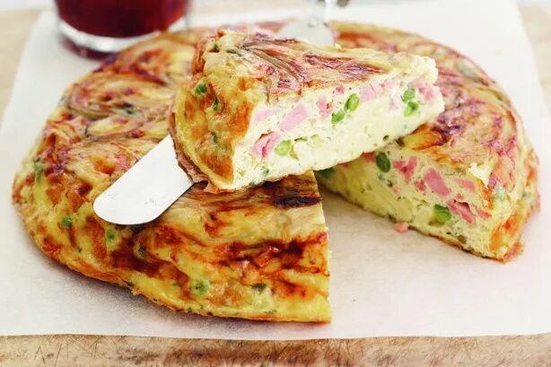 Пироги с колбасой рецепты с фото http://www.taste.com.au/recipes/18648/ham+cheese+and+pea+frittata Пирог с колбас