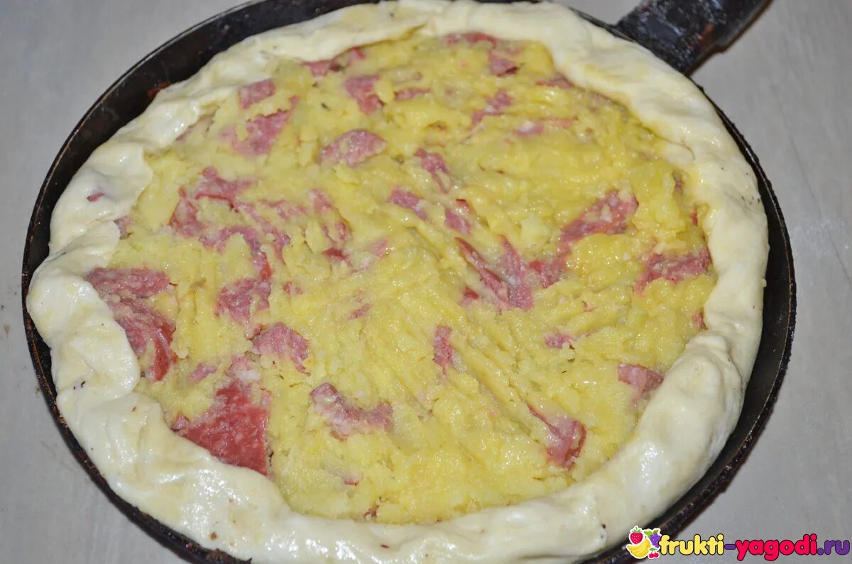 Пироги с колбасой рецепты с фото Открытый дрожжевой пирог с начинкой из картошки с колбасой