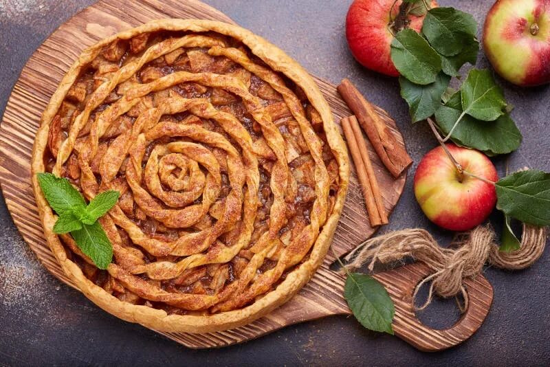 Пироги с корицей с фото Очень вкусный яблочный пирог с циннамоном и полениками Стоковое Изображение - из