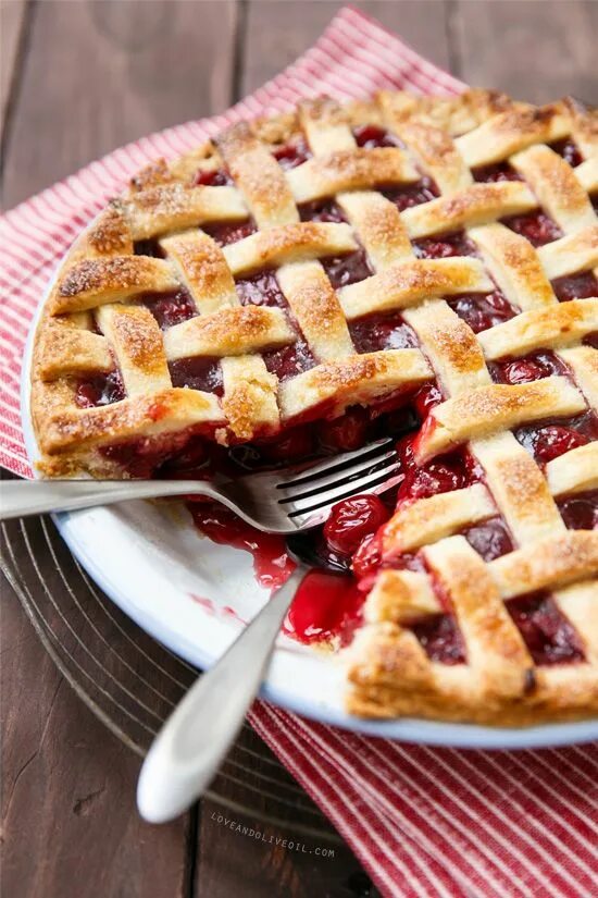 Пироги сладкие рецепт с фото пошагово Tart Cherry Pie Love and Olive Oil Recipe Tart cherry pies, Cherry pie recipe, C